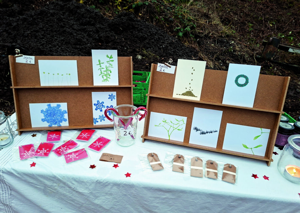 Postkarten und Anhänger auf dem Weihnachtsmarkt vom Haettelihof.