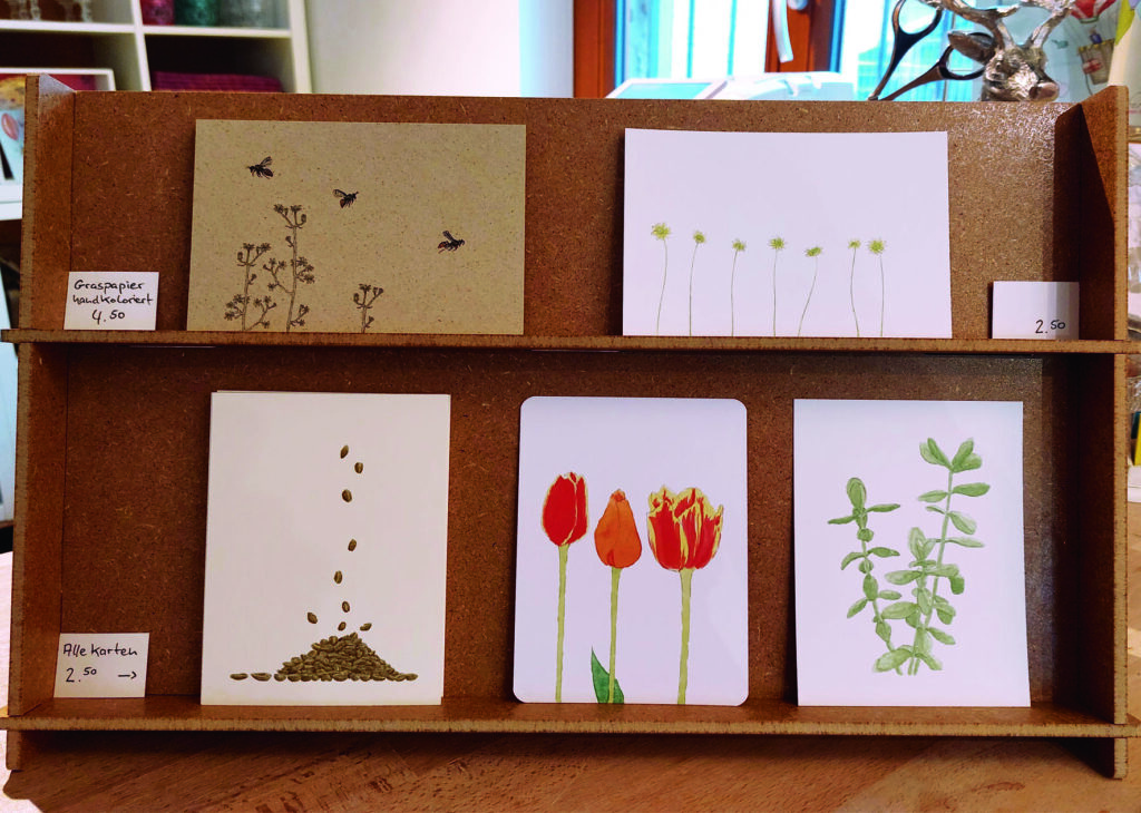 Präsentation verschiedener Postkarten im Laden glückseeligkeit, Konstanz.